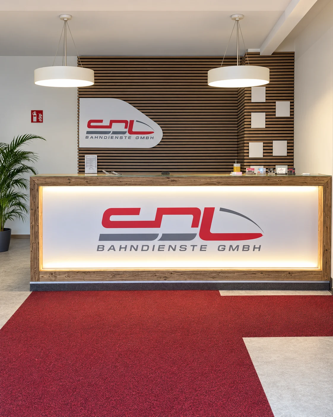 Empfang der SDL Bahndienste GmbH in Gersthofen mit beleuchteter Empfangstheke