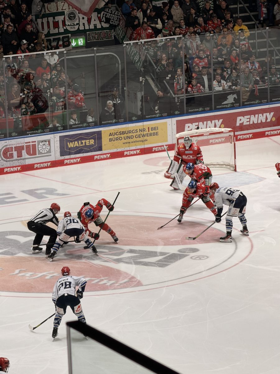 Spielszene der Augsburger Panther gegen die Schwenninger Wild Wings am 2. November 2025