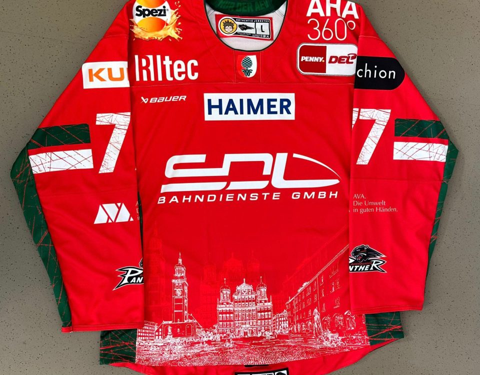 Trikot der Augsburger Panther mit SDL-Bahndienste-Logo beim Sponsoring am 2. November 2025
